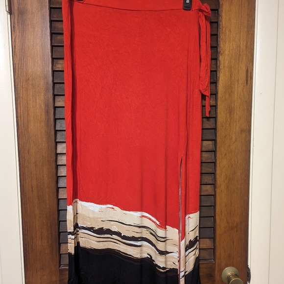 Worthington XL Maxi skirt with a slit up the left side in red, tan, black - Picture 4 of 5